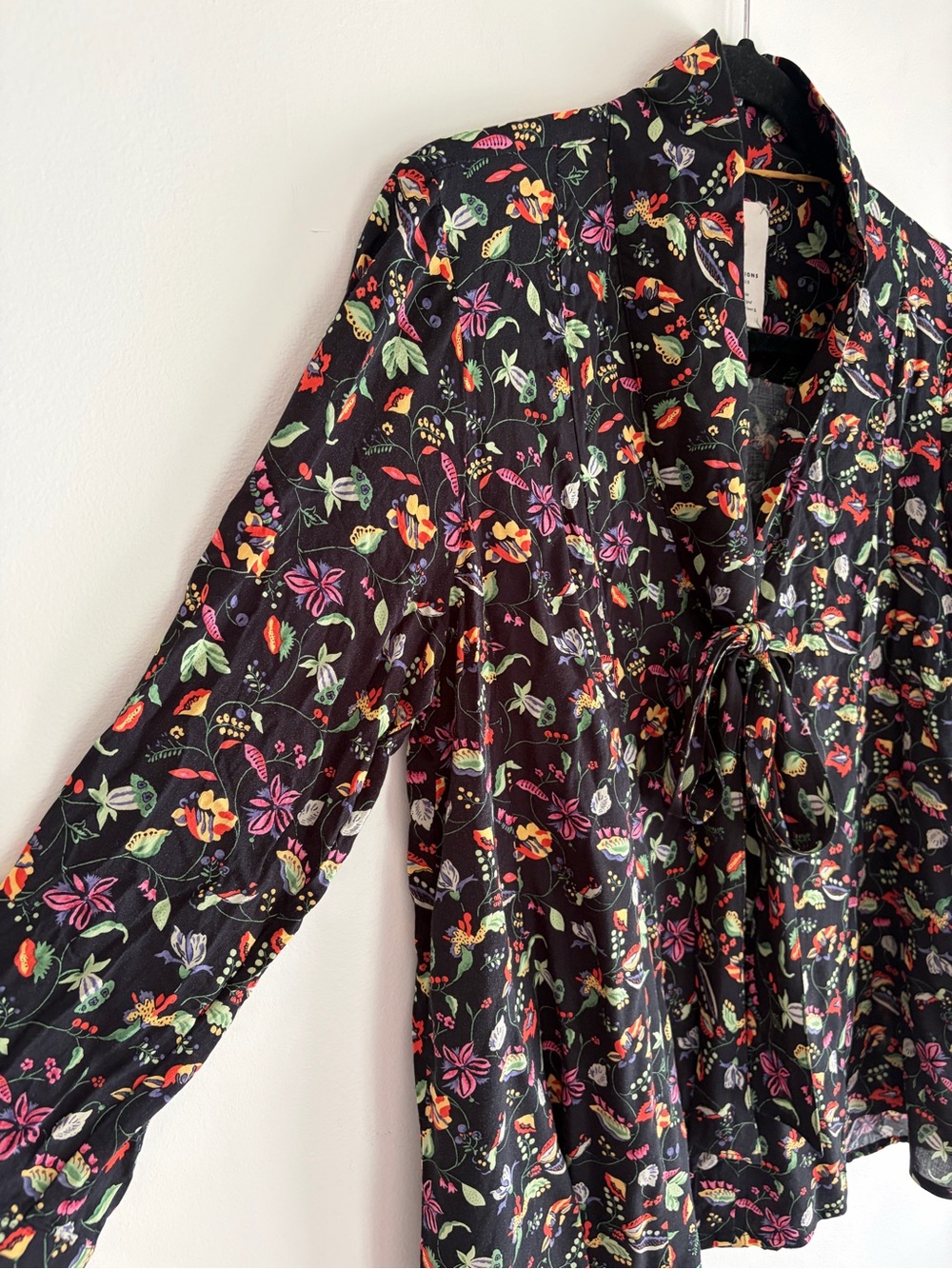 21 of 52 Anthropologie Black Floral Tie Neck Blouse Size 12 - Picture 2 of 6